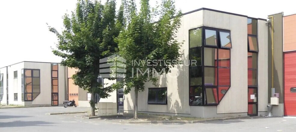 Office in La Courneuve to rent - Building Photo - Image 3 of 6