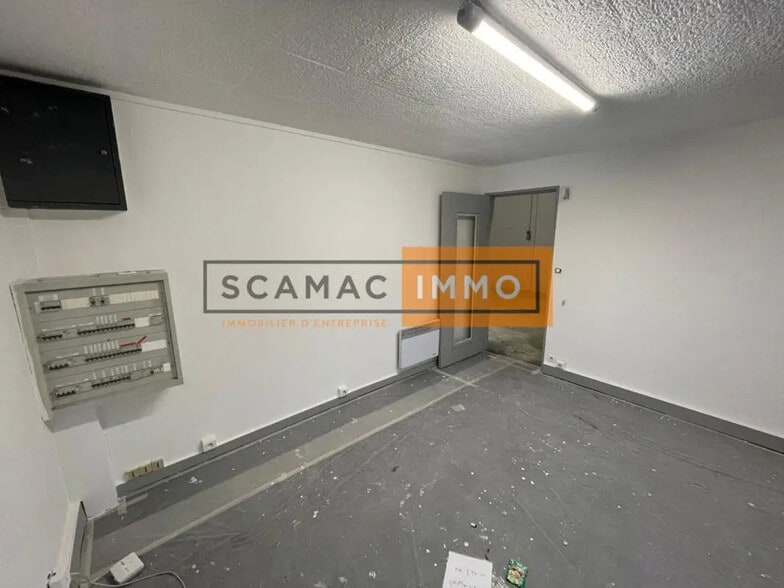 Light Industrial in to rent - Building Photo - Image 1 of 4