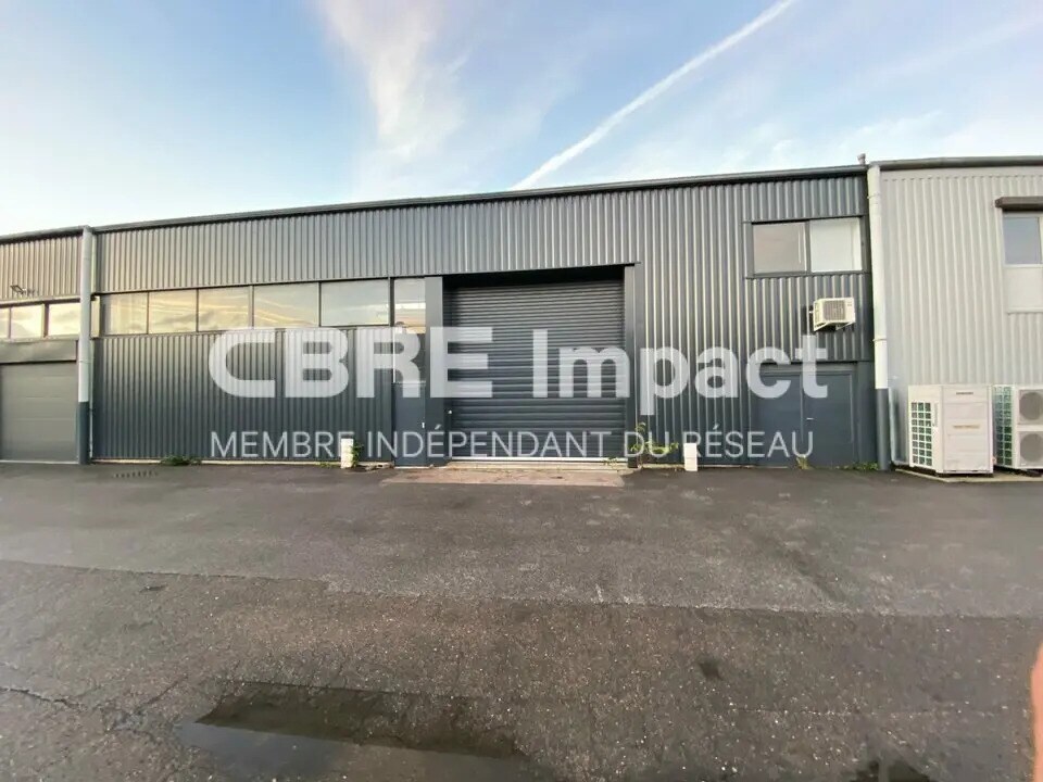 Location Local d'activités 750 m² - Photo 1
