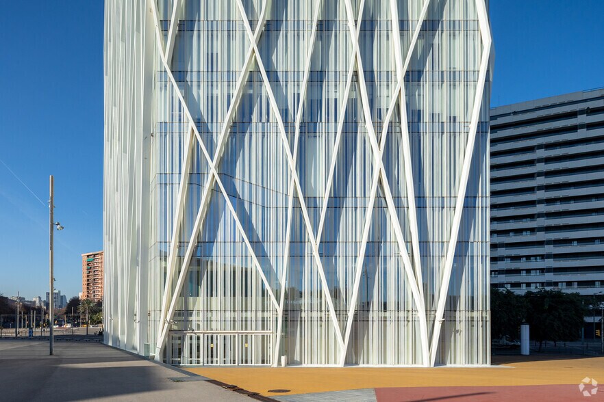 Plaça d'Ernest Lluch, 5, Barcelona, Barcelona to rent - Building Photo - Image 3 of 10