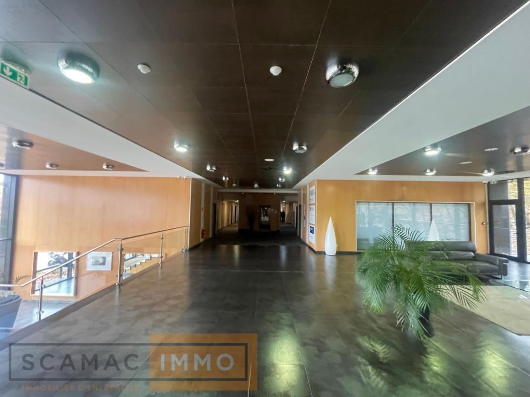 Office in Évry-Courcouronnes to rent Lobby- Image 1 of 12