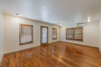 613 E Ashby Pl, San Antonio, TX for rent Building Photo- Image 2 of 12