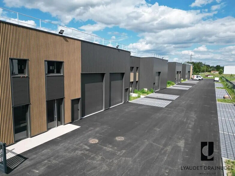 Light Industrial in Roanne for sale - Building Photo - Image 2 of 3