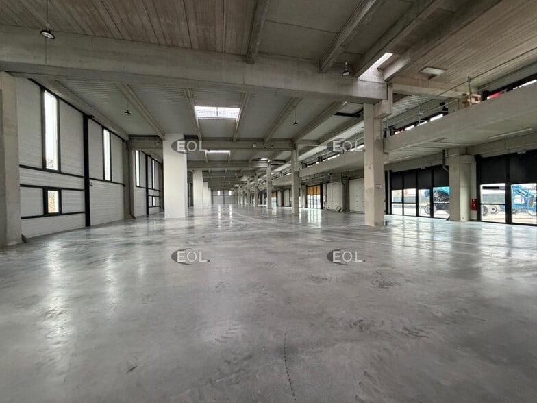 Light Industrial in Bobigny to rent - Building Photo - Image 2 of 4