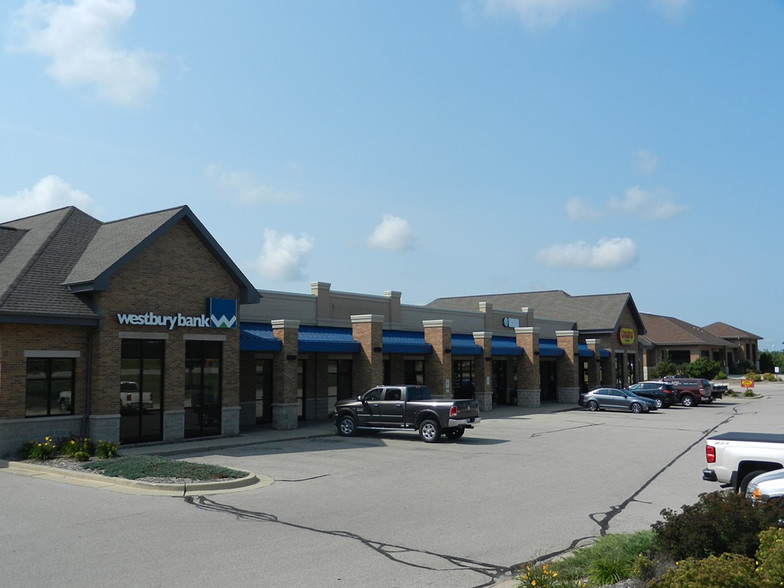 1175-1195 E Commerce Blvd, Slinger, WI for rent - Building Photo - Image 1 of 2