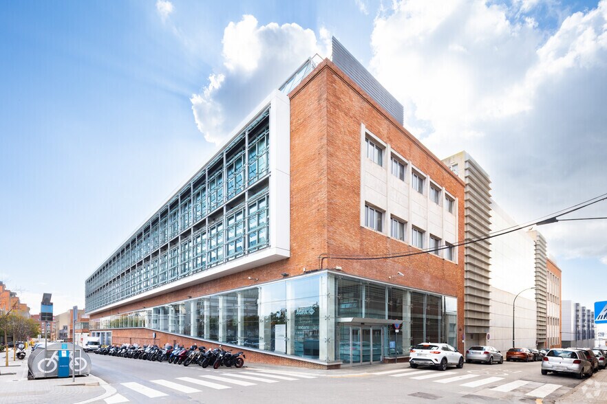 Office in Esplugues de Llobregat, Barcelona to rent - Primary Photo - Image 1 of 5