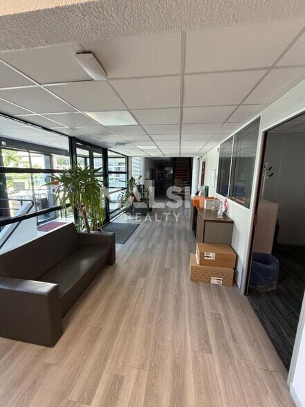 Light Industrial in Chasse-sur-Rhône for sale - Lobby - Image 2 of 12