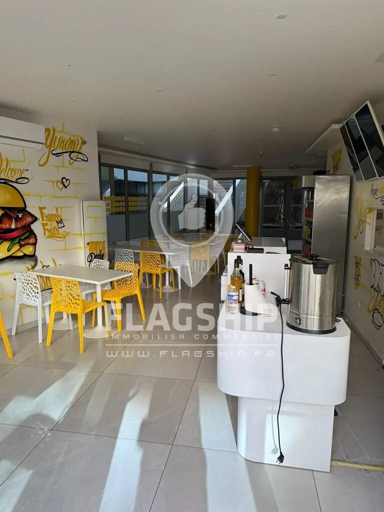 Retail in Nanterre to rent Interior Photo- Image 1 of 8