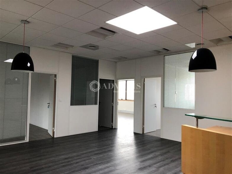 21 Rue Albert Calmette, Jouy-en-Josas to rent - Interior Photo - Image 2 of 9