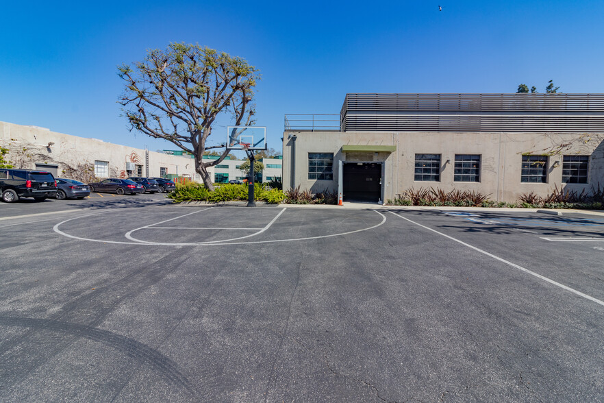 10567 Jefferson Blvd, Culver City, CA for rent - Building Photo - Image 2 of 17