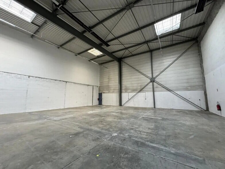 Light Industrial in Saint-Ouen-sur-Seine to rent - Interior Photo - Image 2 of 12