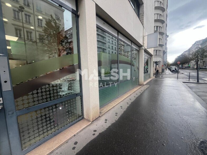 Retail in Lyon to rent - Building Photo - Image 3 of 4