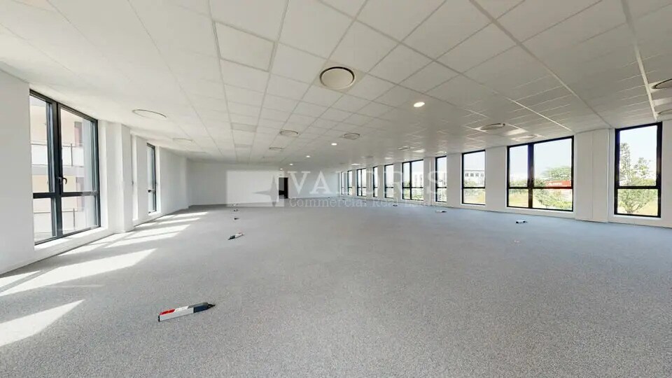 Office in Vaulx-en-Velin to rent Building Photo- Image 1 of 11