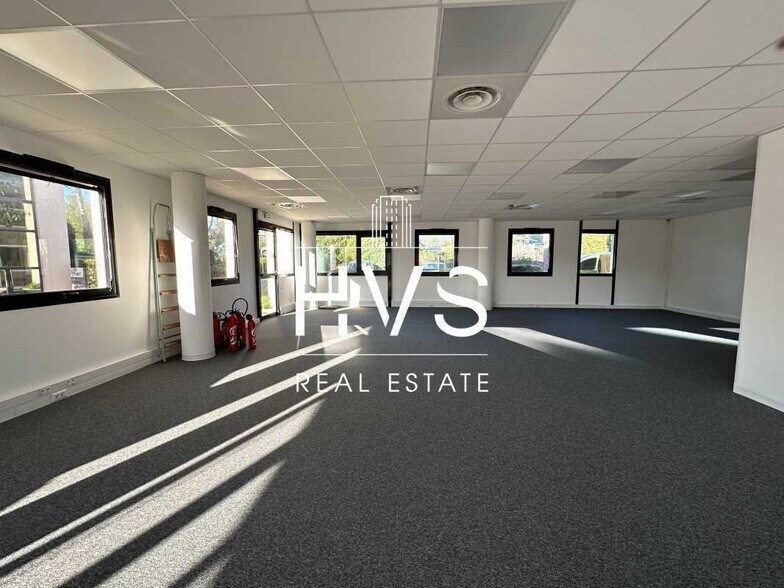 355 Rue Louis De Broglie, Aix-en-Provence for sale - Interior Photo - Image 3 of 14