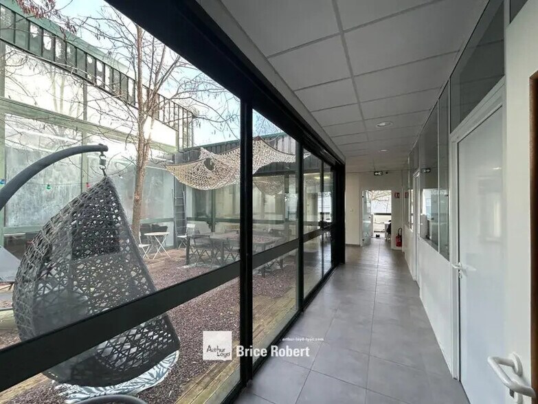 15 Rue Jean-Elysée Dupuy, Champagne-au-Mont-d'Or to rent - Interior Photo - Image 2 of 8