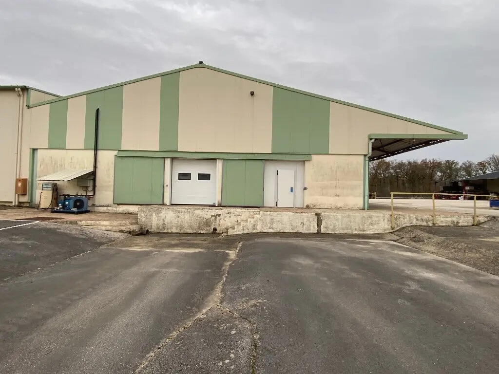 Location Local d'activités 700 m² - Photo 1