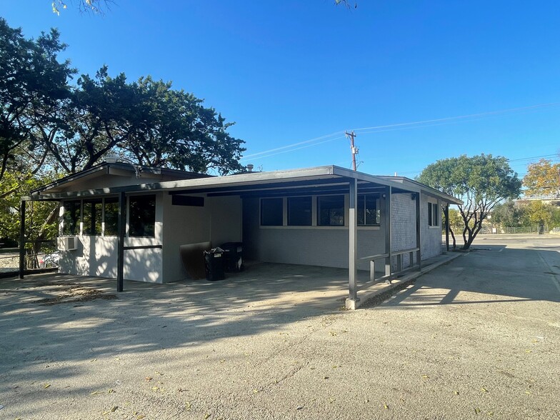 614 W French Pl, San Antonio, TX for rent - Building Photo - Image 2 of 5