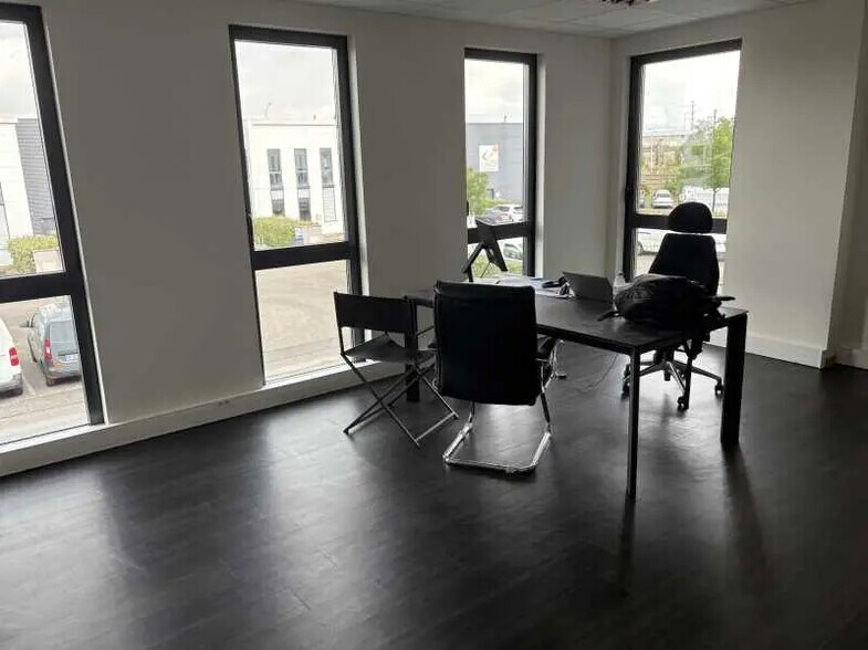 Light Industrial in Vénissieux to rent - Interior Photo - Image 2 of 7
