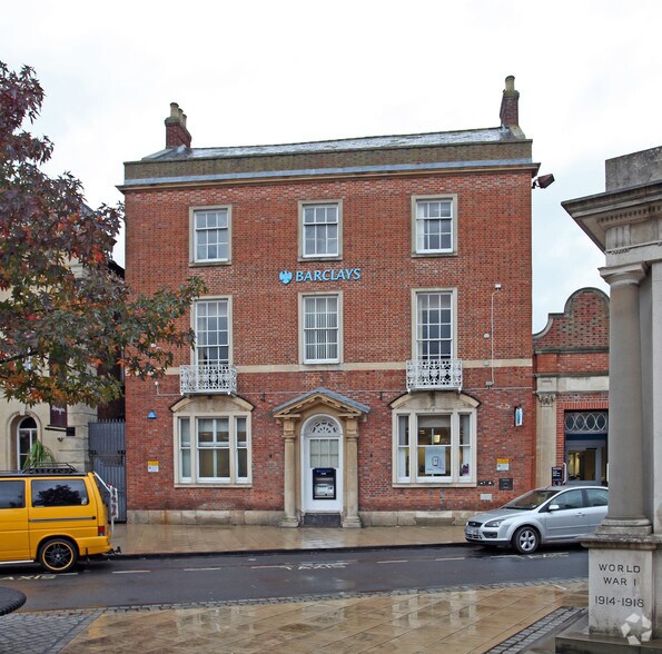 2 The Square, Abingdon to rent - Primary Photo - Image 1 of 3