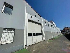 Light Industrial in Chevilly-Larue to rent Building Photo- Image 1 of 6