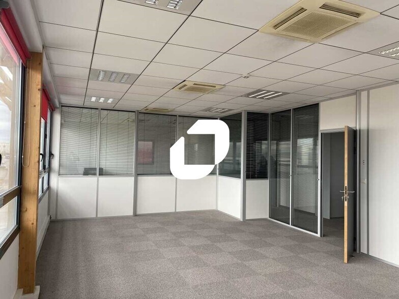 Office in Saint-Priest to rent - Interior Photo - Image 2 of 8