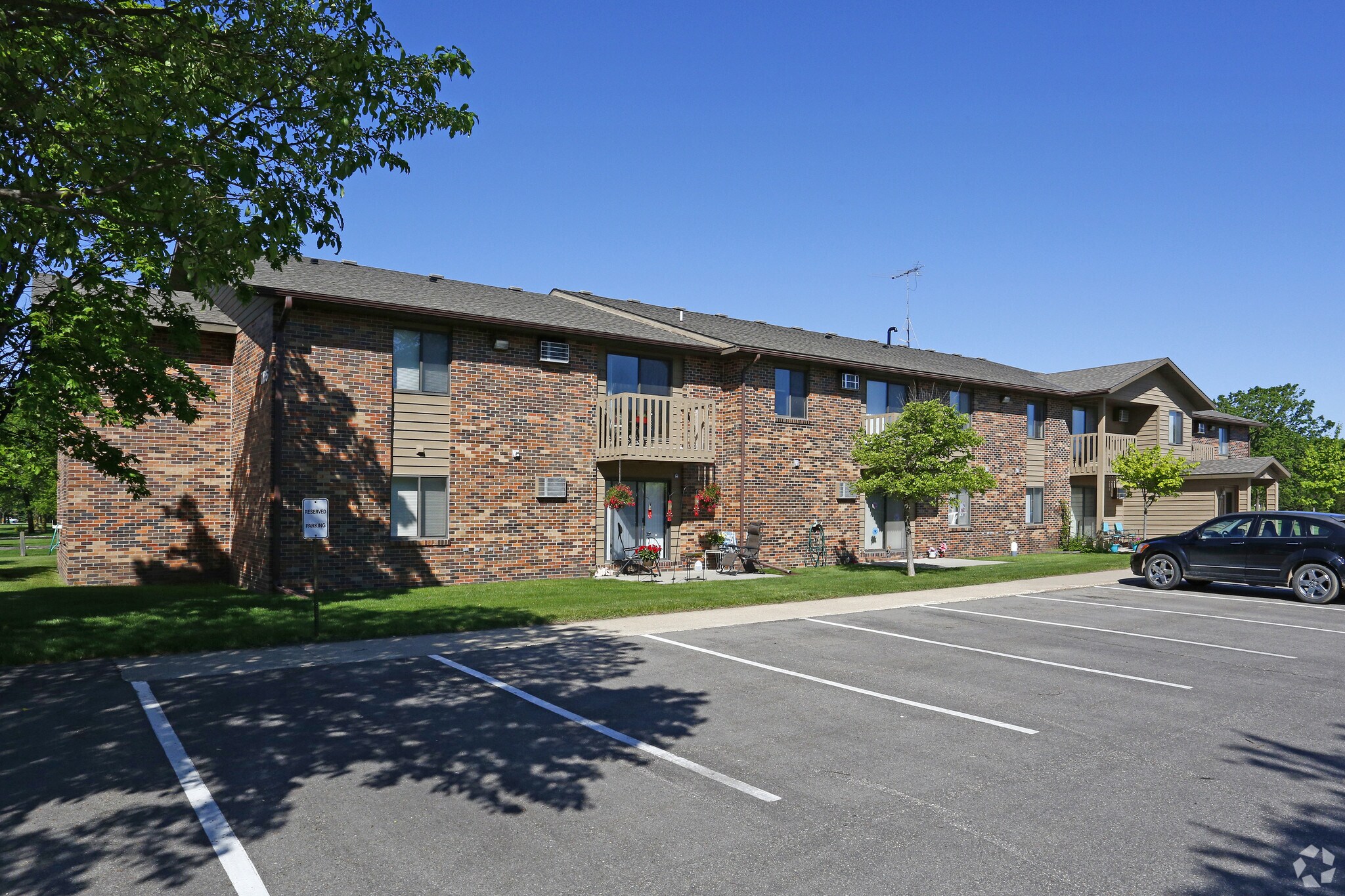 765 School Rd NW, Hutchinson, MN for sale Primary Photo- Image 1 of 1