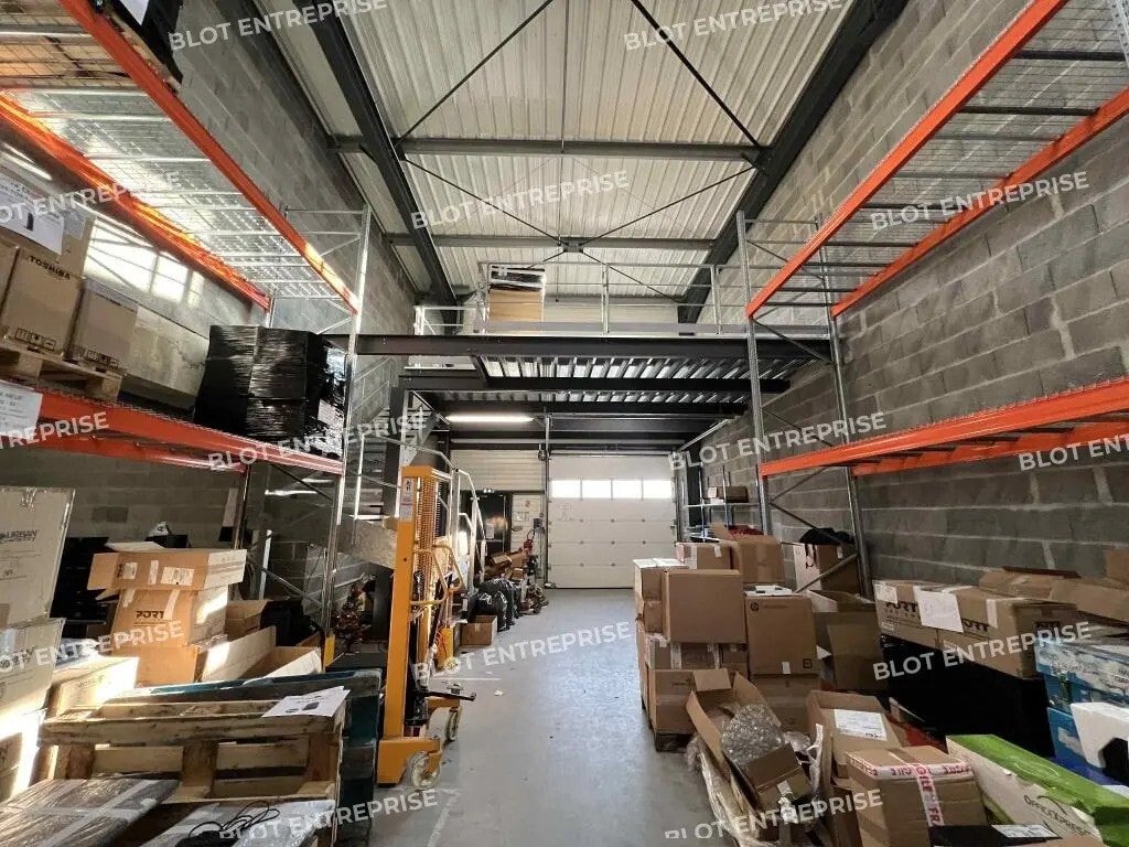 Location Entrepôt 258 m² - Photo 1