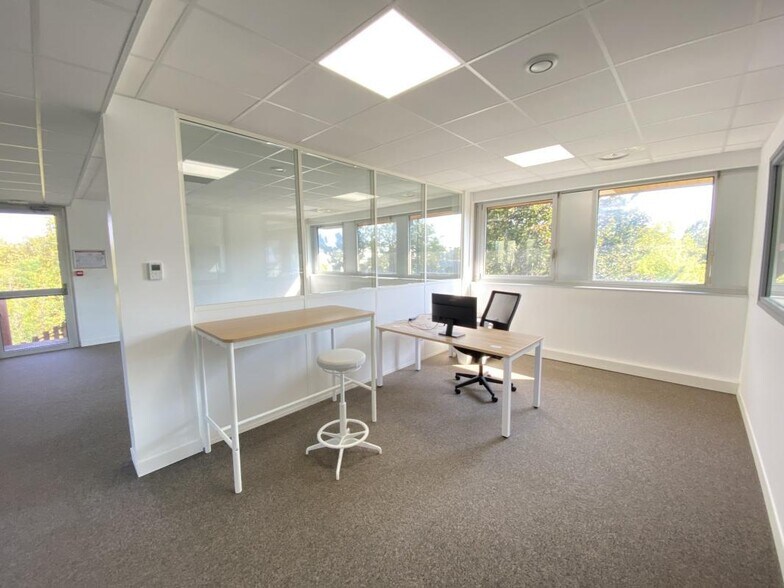 7 Rue Maryse Bastié, Bron to rent - Interior Photo - Image 2 of 6
