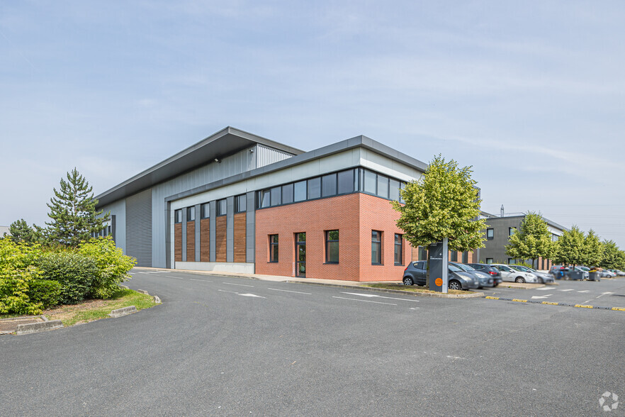 6 Rue Du Commandant D'estienne D'orves, Villeneuve-la-Garenne to rent - Building Photo - Image 2 of 5