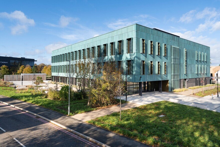 Thompsom Av, Didcot to rent - Building Photo - Image 2 of 9