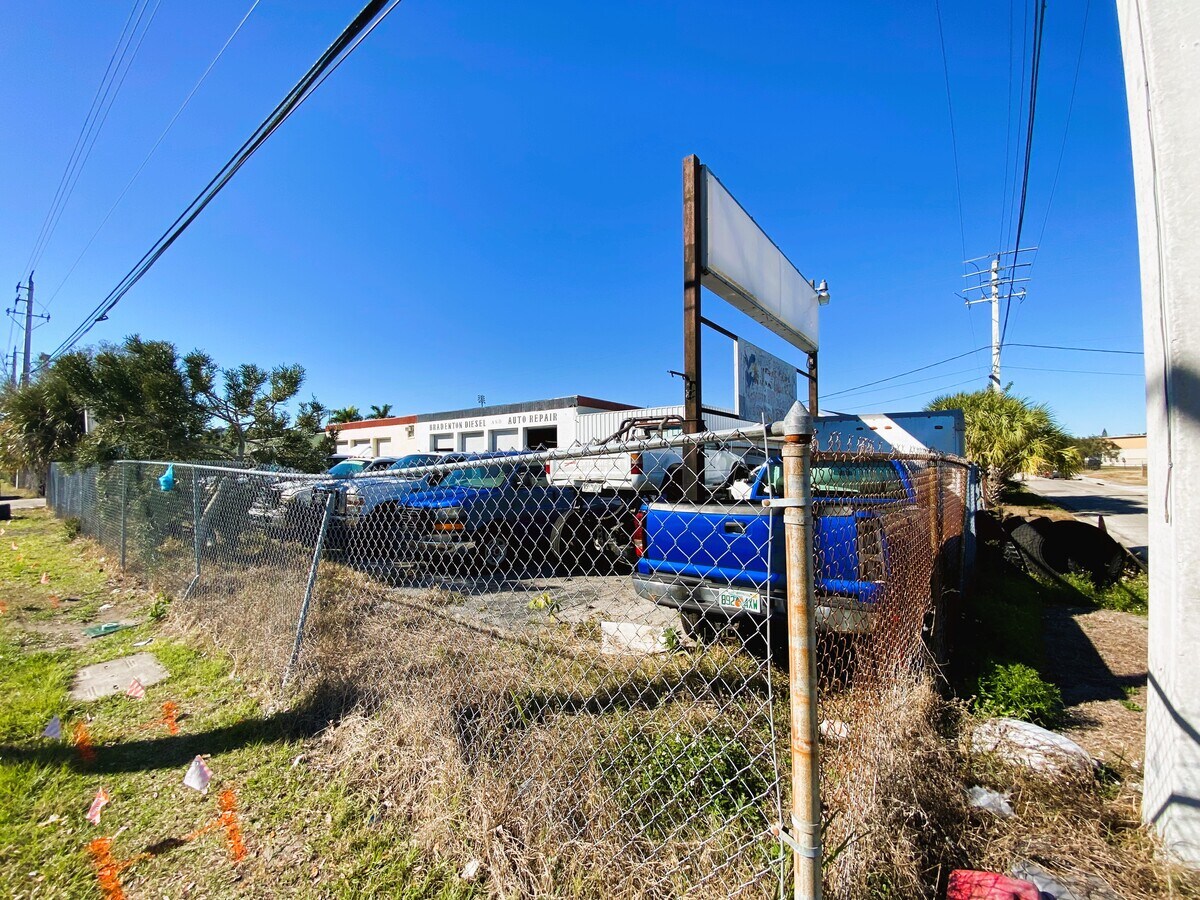 620 17th Ave, Bradenton 34205 UK