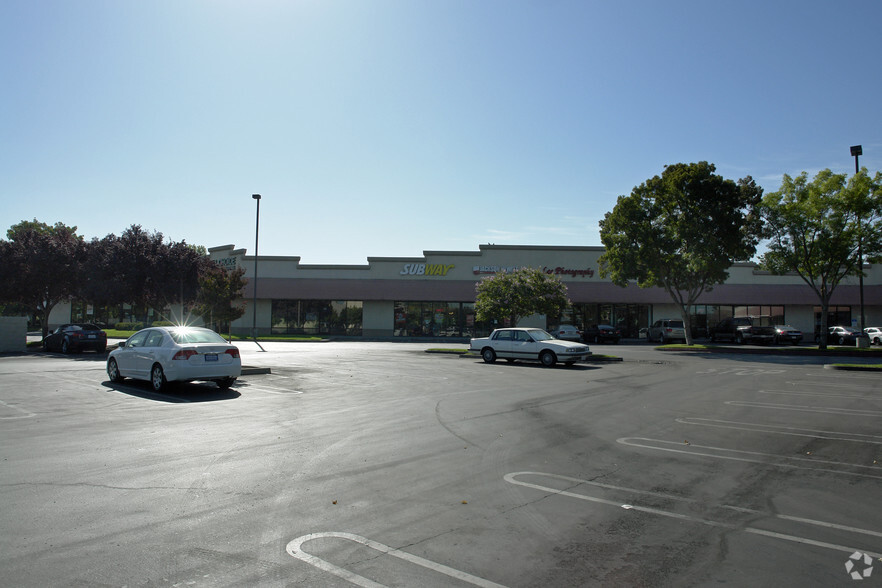 2200-2225 Plaza Pky, Modesto, CA for rent - Building Photo - Image 2 of 9