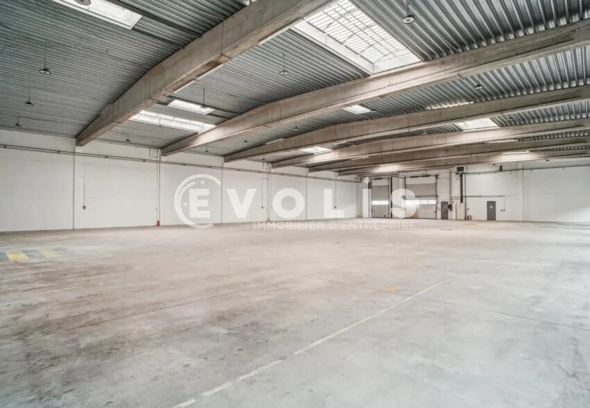 8 Rue Jacqueline Auriol, Chilly-Mazarin to rent - Building Photo - Image 2 of 8