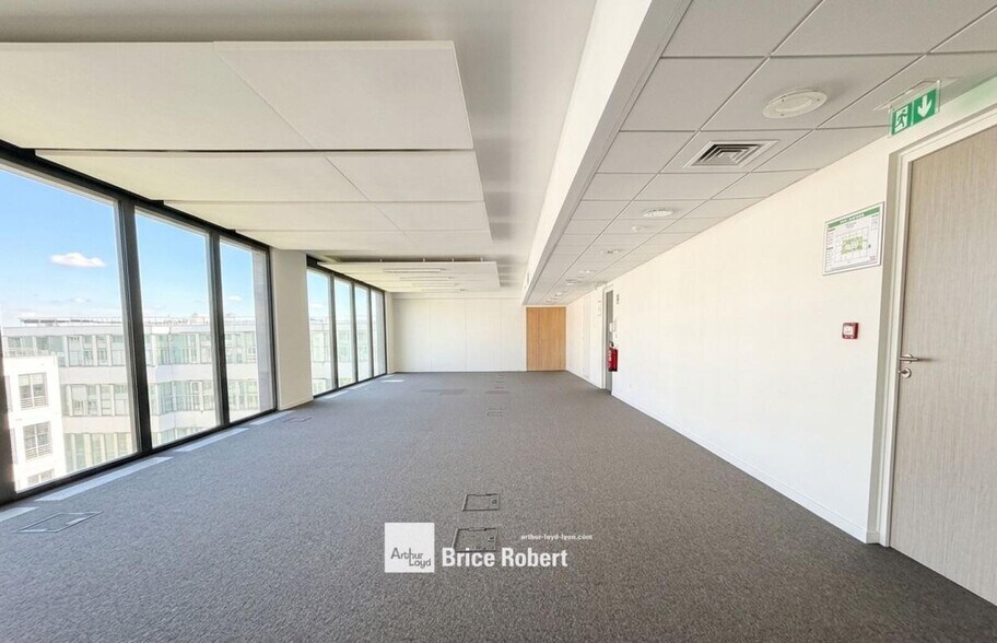 8 Rue Maurice Moissonnier, Vaulx-en-Velin to rent - Interior Photo - Image 2 of 4