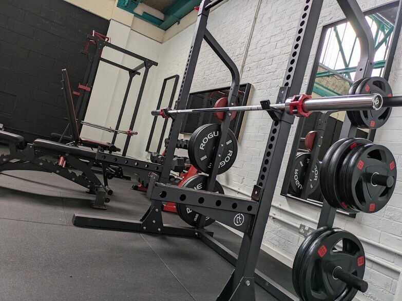 Victoria St, Oldham to rent - Building Photo - Image 3 of 25