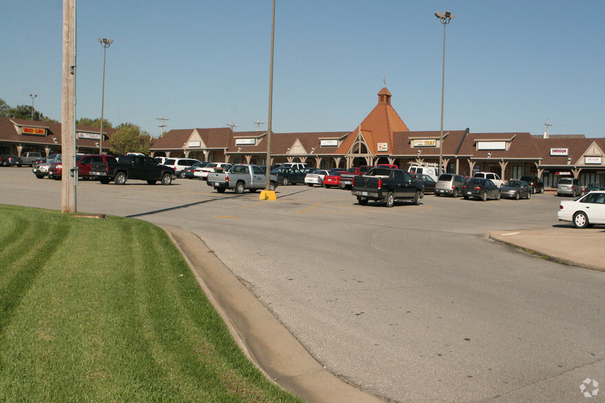 5608-5646 SW 29th, Topeka, KS for sale - Building Photo - Image 1 of 1