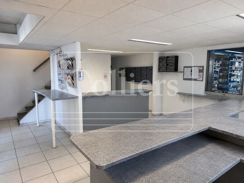 Light Industrial in Marseille to rent - Lobby - Image 3 of 9