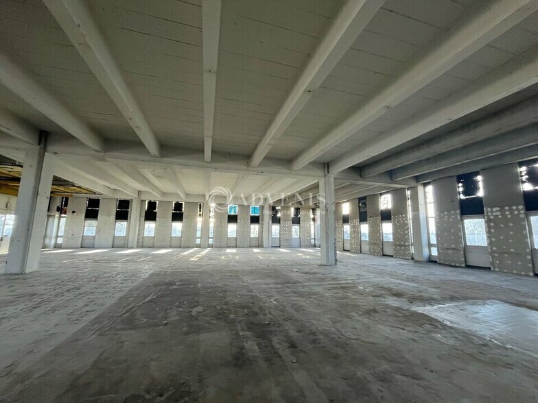 Light Industrial in Rungis to rent - Interior Photo - Image 2 of 3