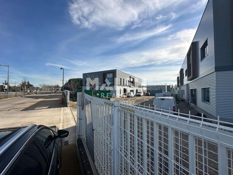 Office in Vaulx-en-Velin to rent - Building Photo - Image 3 of 7