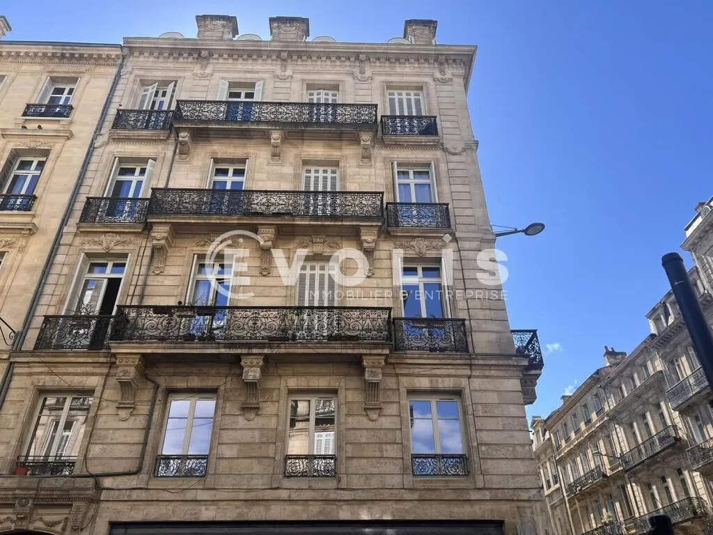 Location Bureaux 246 m² - Photo 1
