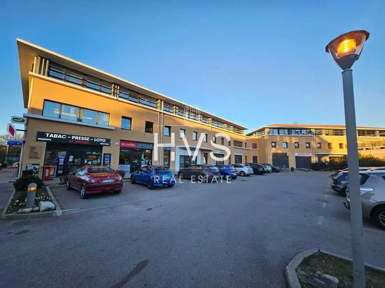 Retail in Aix-en-Provence to rent - Building Photo - Image 1 of 9