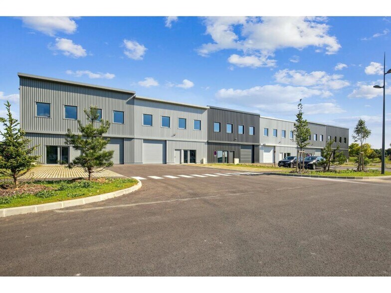 Light Industrial in Roissy-en-France to rent - Building Photo - Image 3 of 10