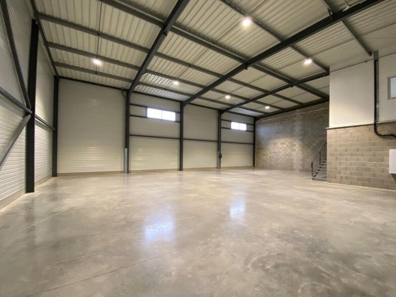 Light Industrial in Chassieu to rent - Interior Photo - Image 3 of 6