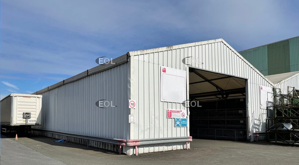 Industrial in Mitry-Mory to rent - Building Photo - Image 2 of 8