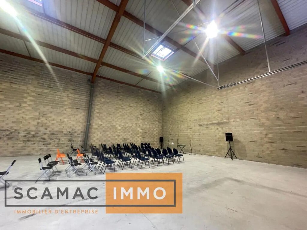 Location Entrepôt 302 m² - Photo 1