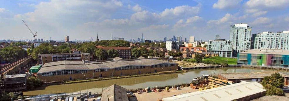 24 Creekside, London to rent - Building Photo - Image 2 of 5