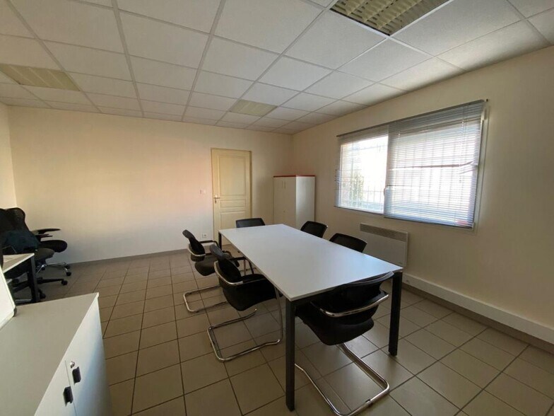 Light Industrial in Genas to rent - Interior Photo - Image 3 of 4
