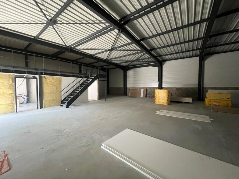 Light Industrial in Jonage to rent - Building Photo - Image 2 of 14