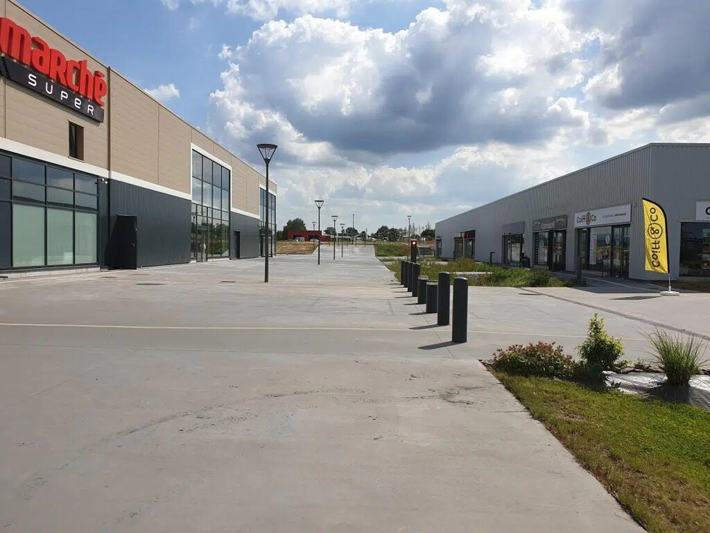 Location Commerce 60 m² à 476 m² - Photo 1