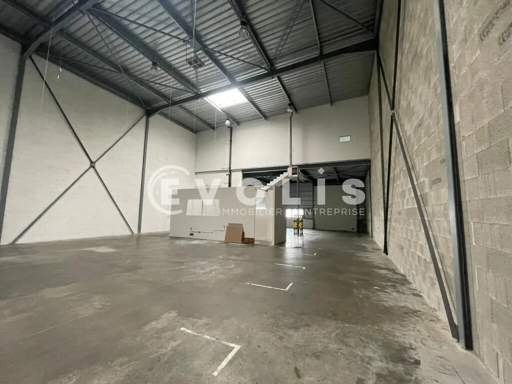 Location Entrepôt 494 m² - Photo 1